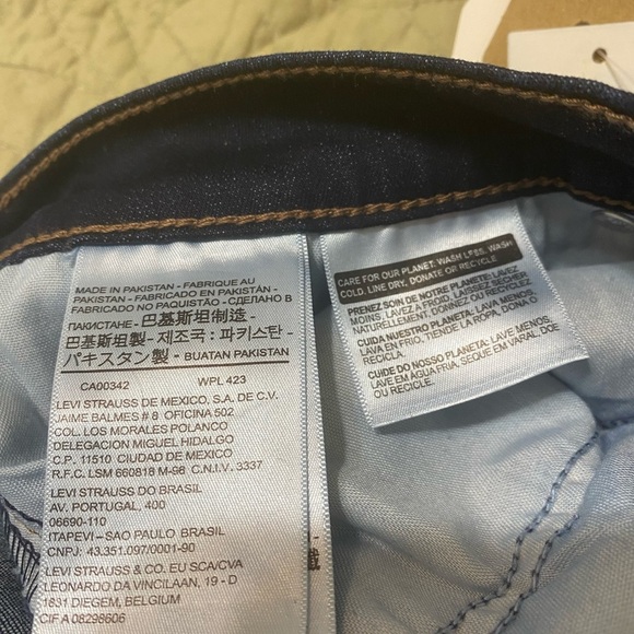 Levi’s Slimming Skinny Jeans new with tags - Picture 10 of 13